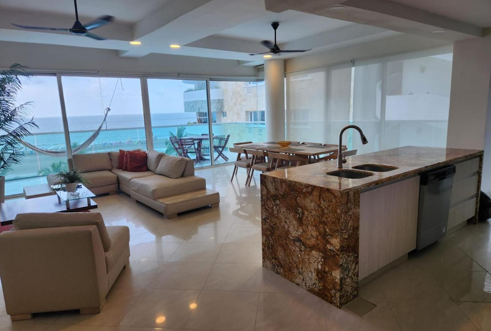 Apartamento Con Terraza Frente Al Mar *